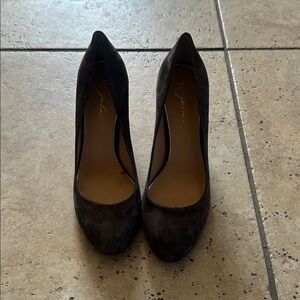 Vince Camuto Grey Suede Heels W10